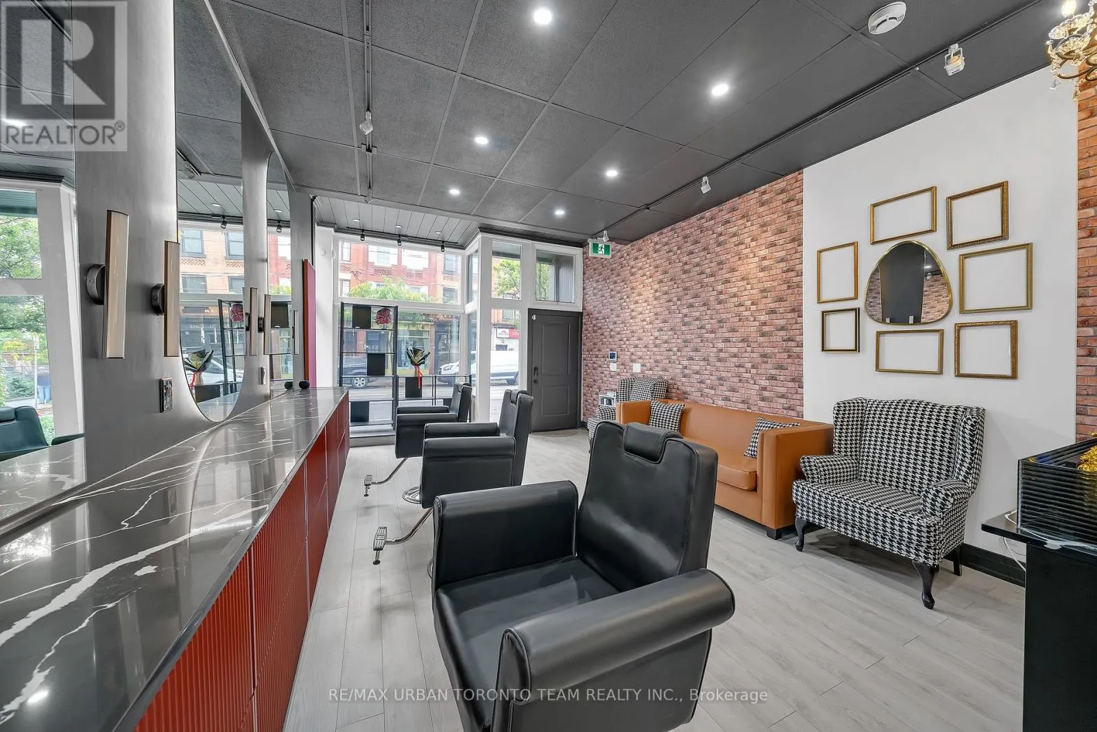 398 KING STREET E