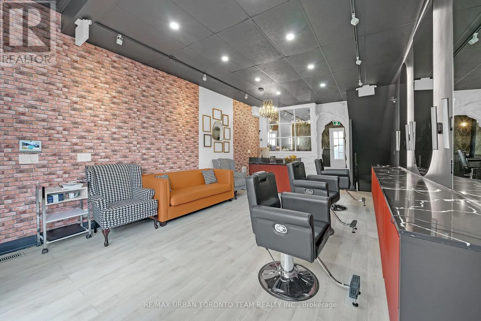 398 KING STREET E