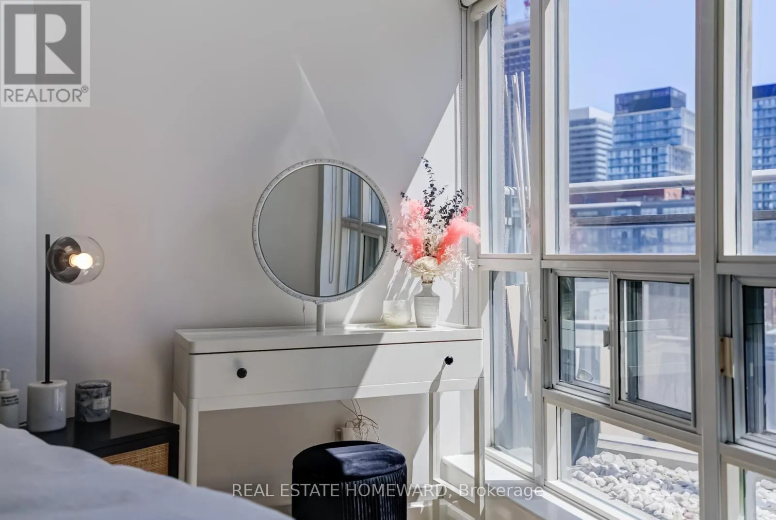 1004 - 255 RICHMOND STREET E