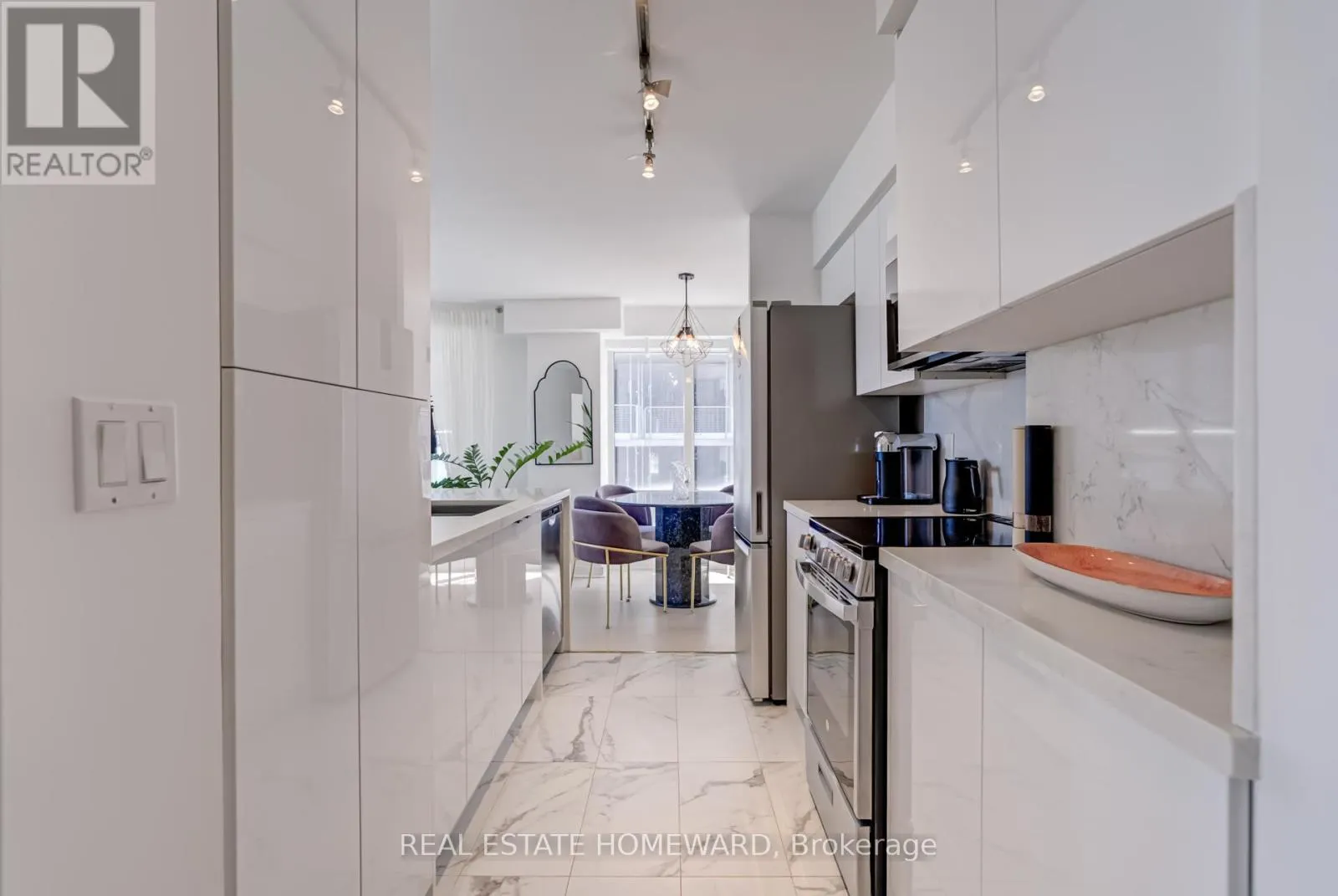 1004 - 255 RICHMOND STREET E