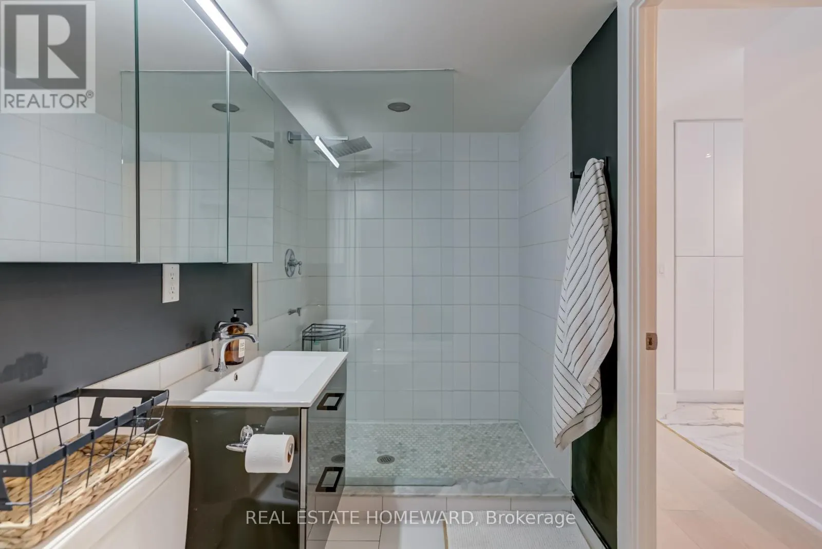 1004 - 255 RICHMOND STREET E