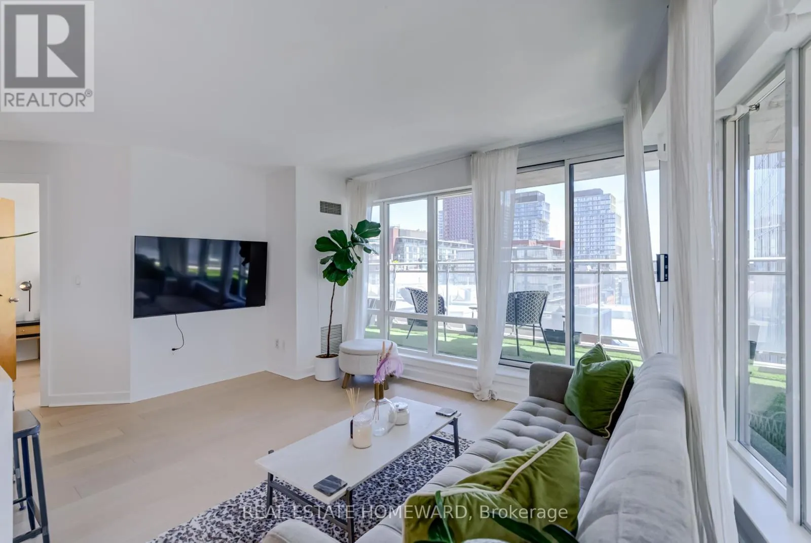 1004 - 255 RICHMOND STREET E