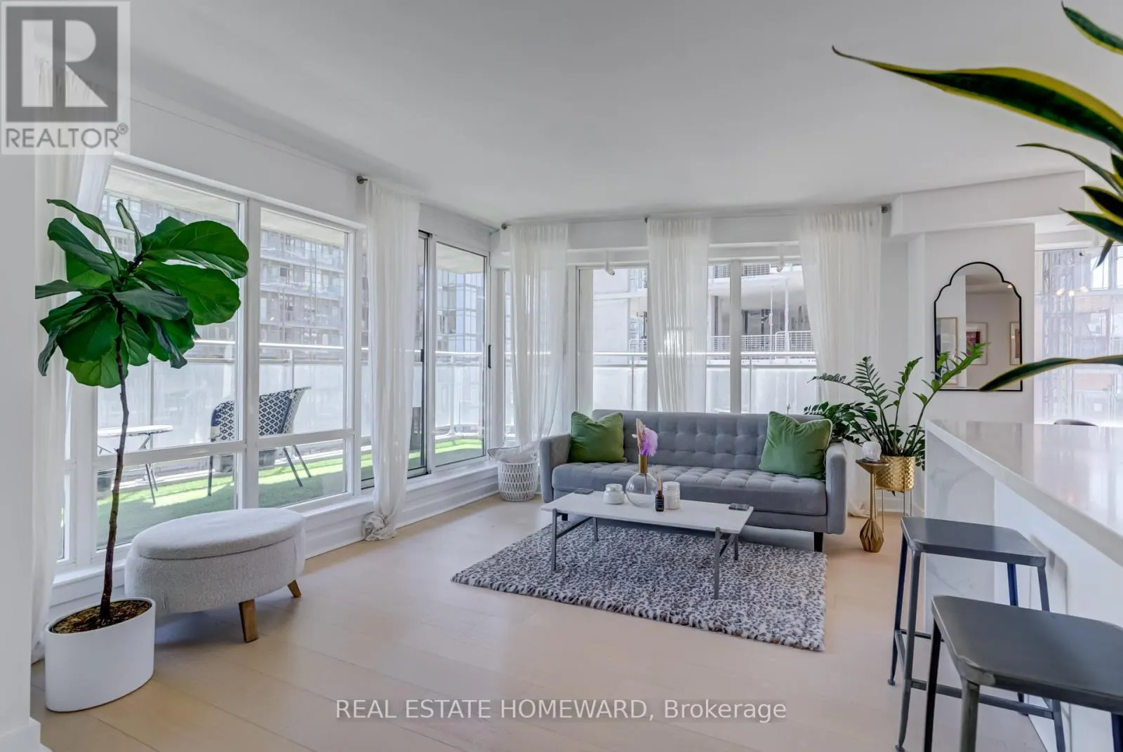 1004 - 255 RICHMOND STREET E
