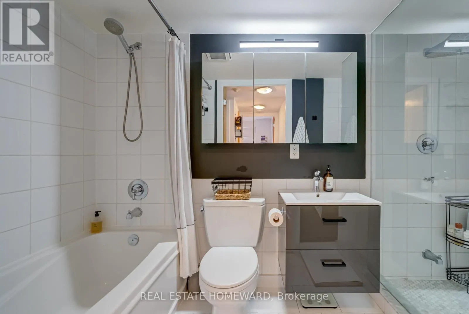 1004 - 255 RICHMOND STREET E