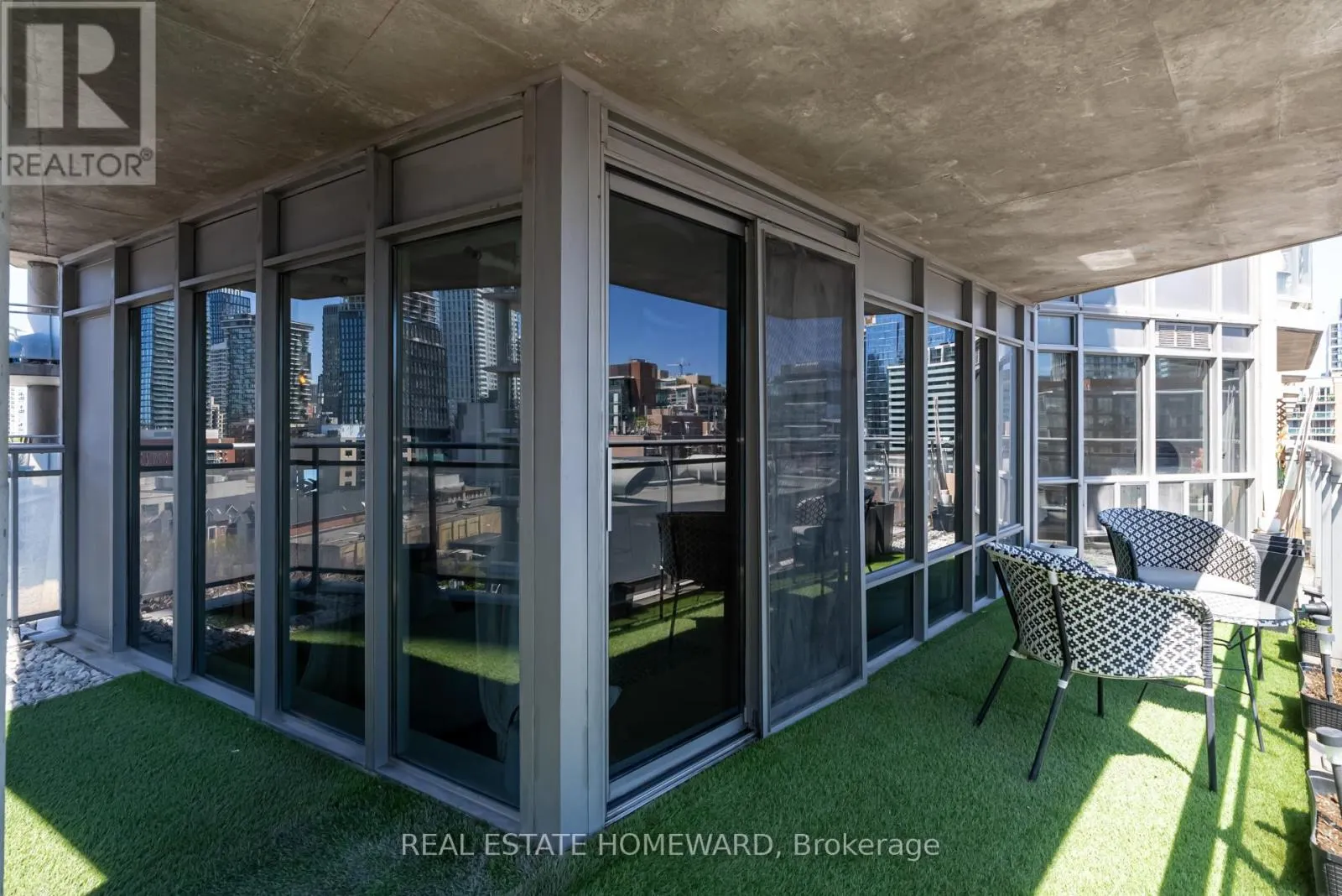 1004 - 255 RICHMOND STREET E