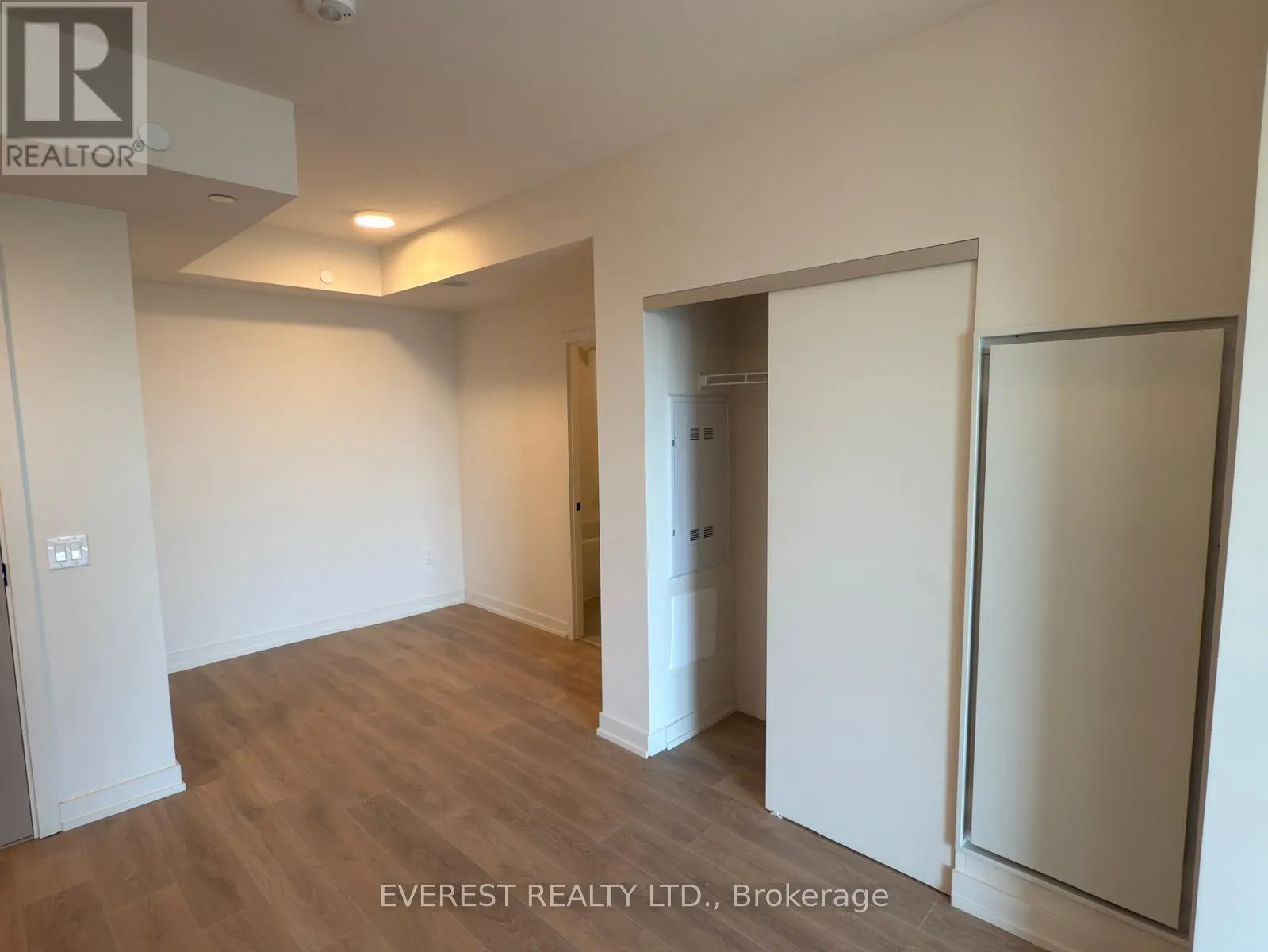 1601 - 181 STERLING ROAD E