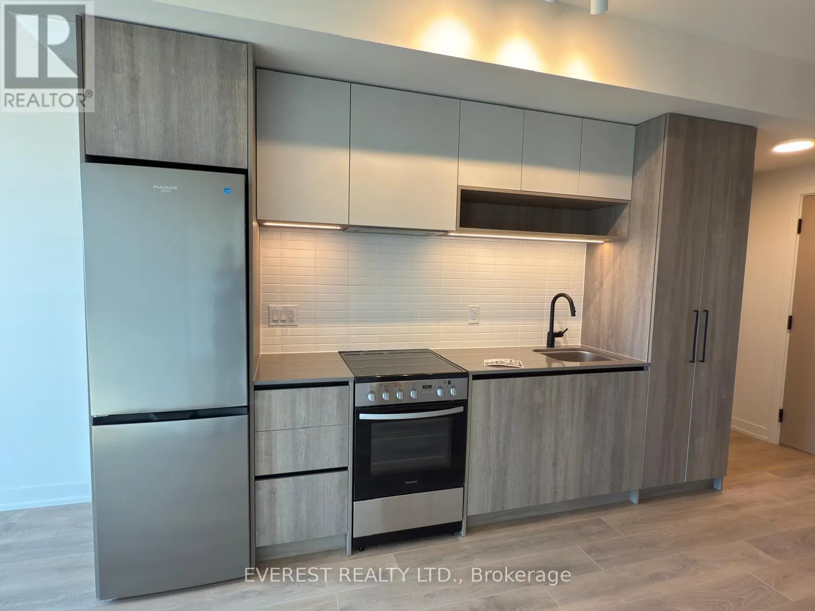 1601 - 181 STERLING ROAD E