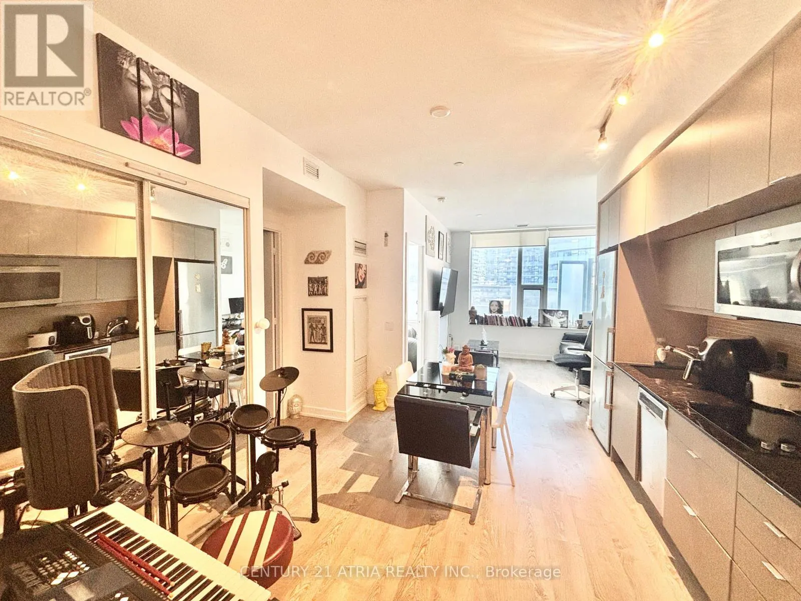 802 - 10 YORK STREET