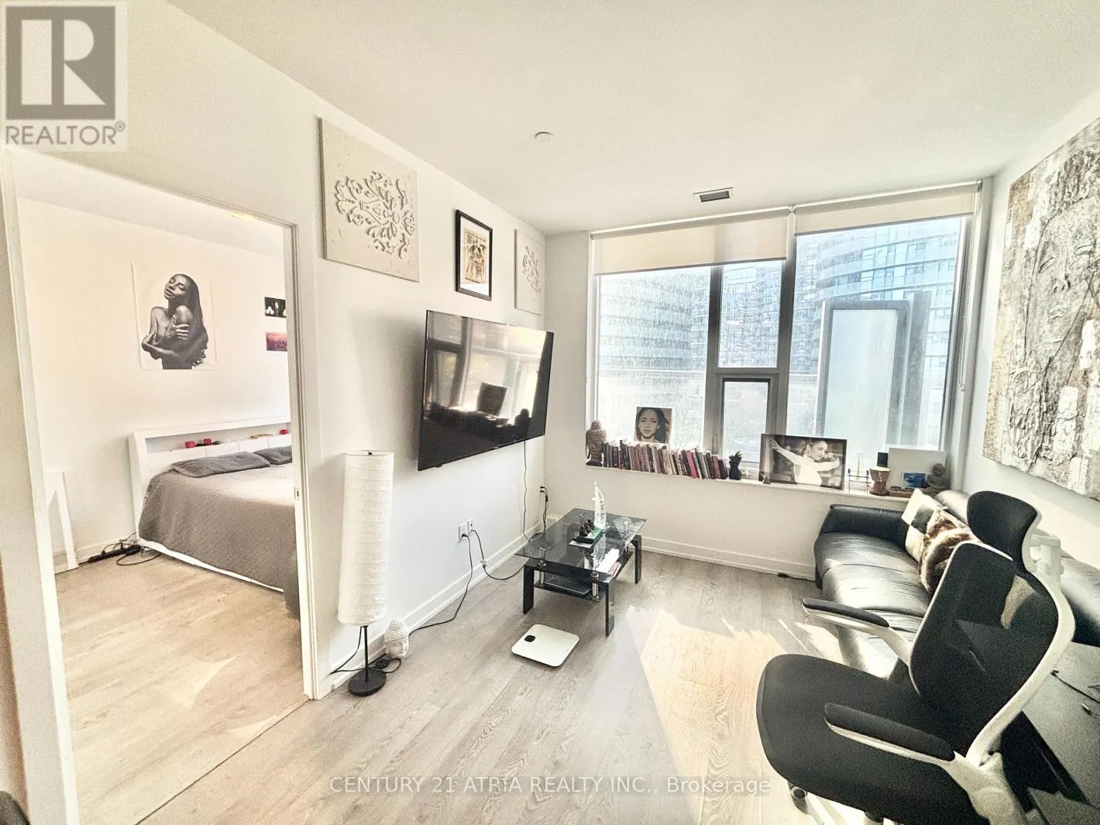 802 - 10 YORK STREET