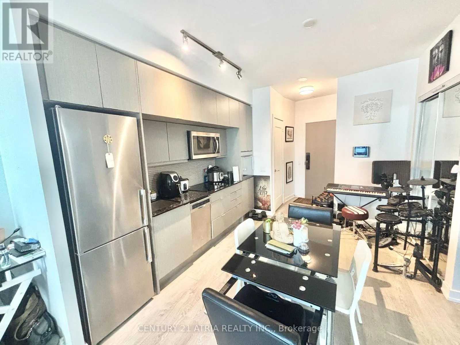 802 - 10 YORK STREET