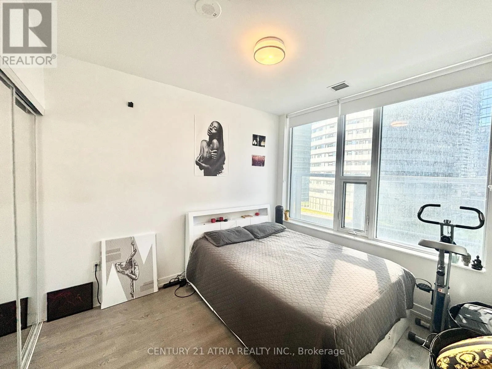 802 - 10 YORK STREET