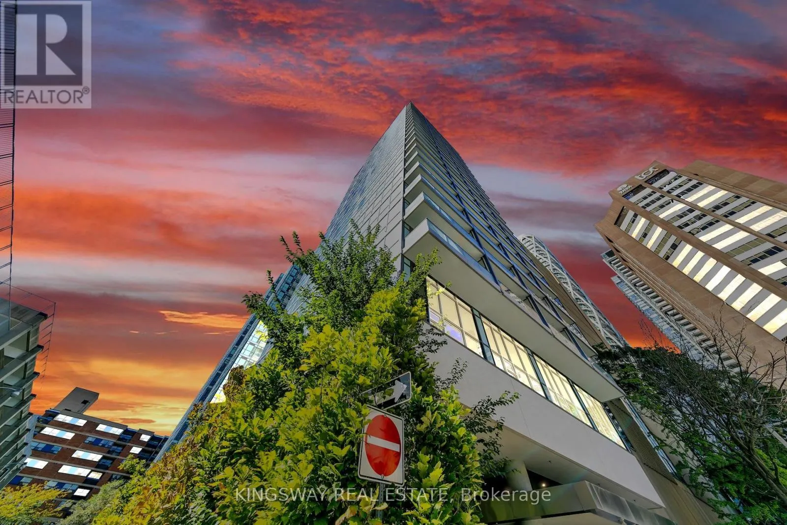 911 - 210 SIMCOE STREET