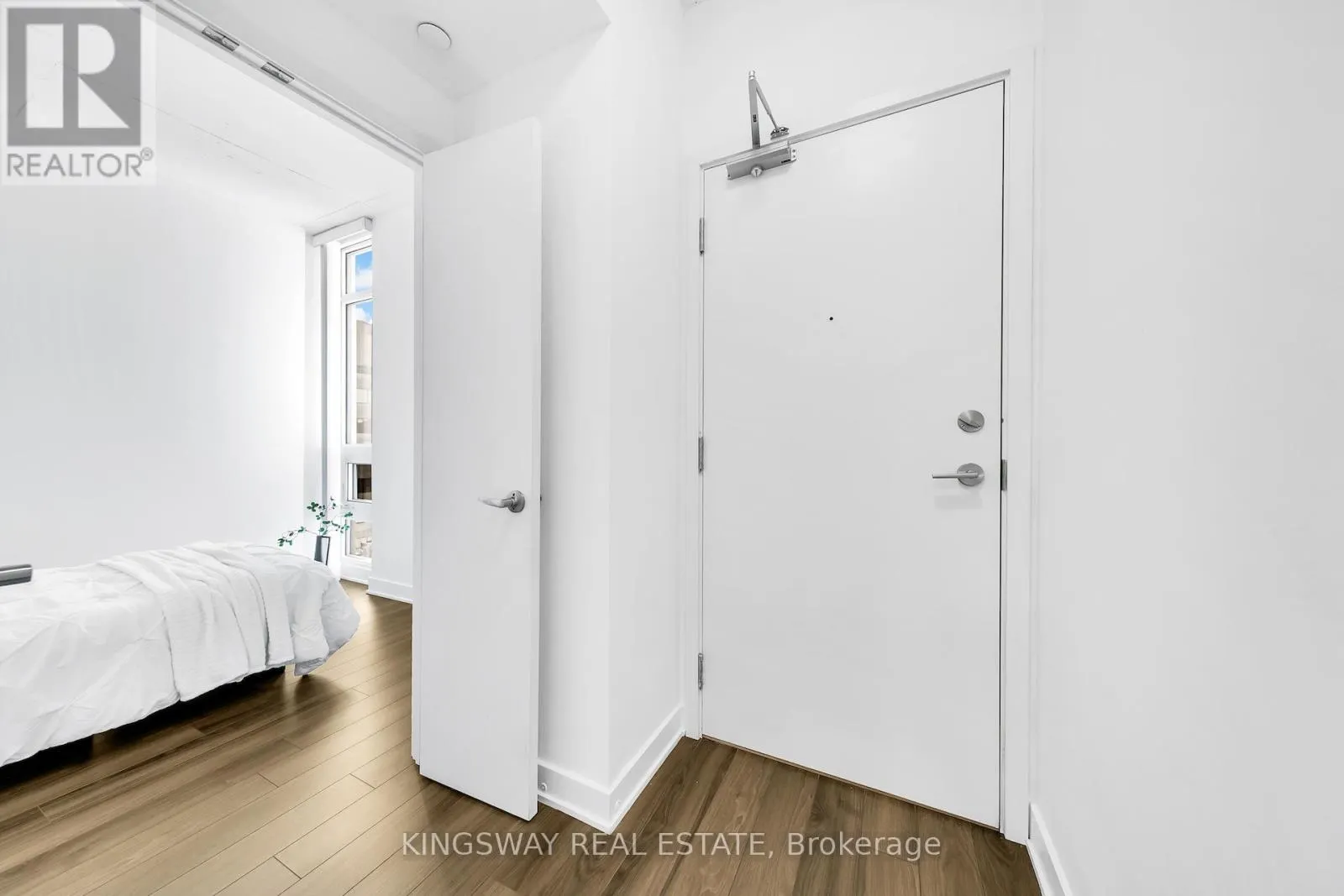 911 - 210 SIMCOE STREET