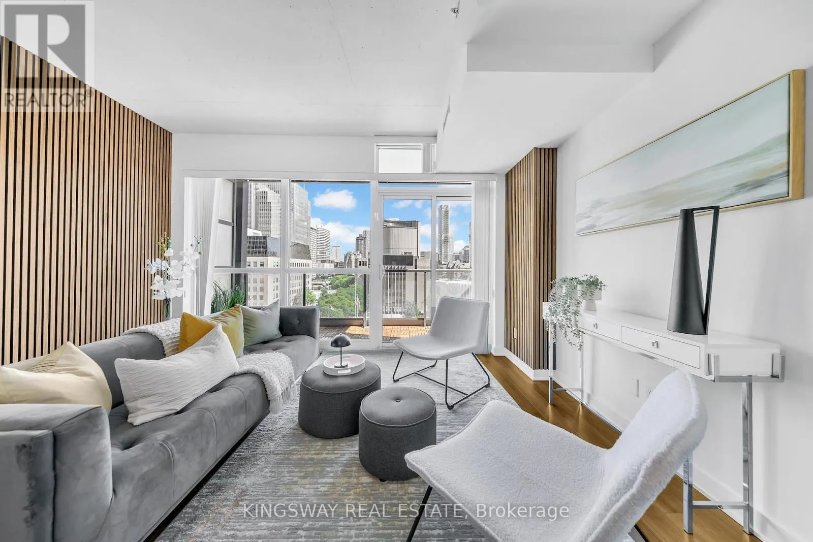 911 - 210 SIMCOE STREET