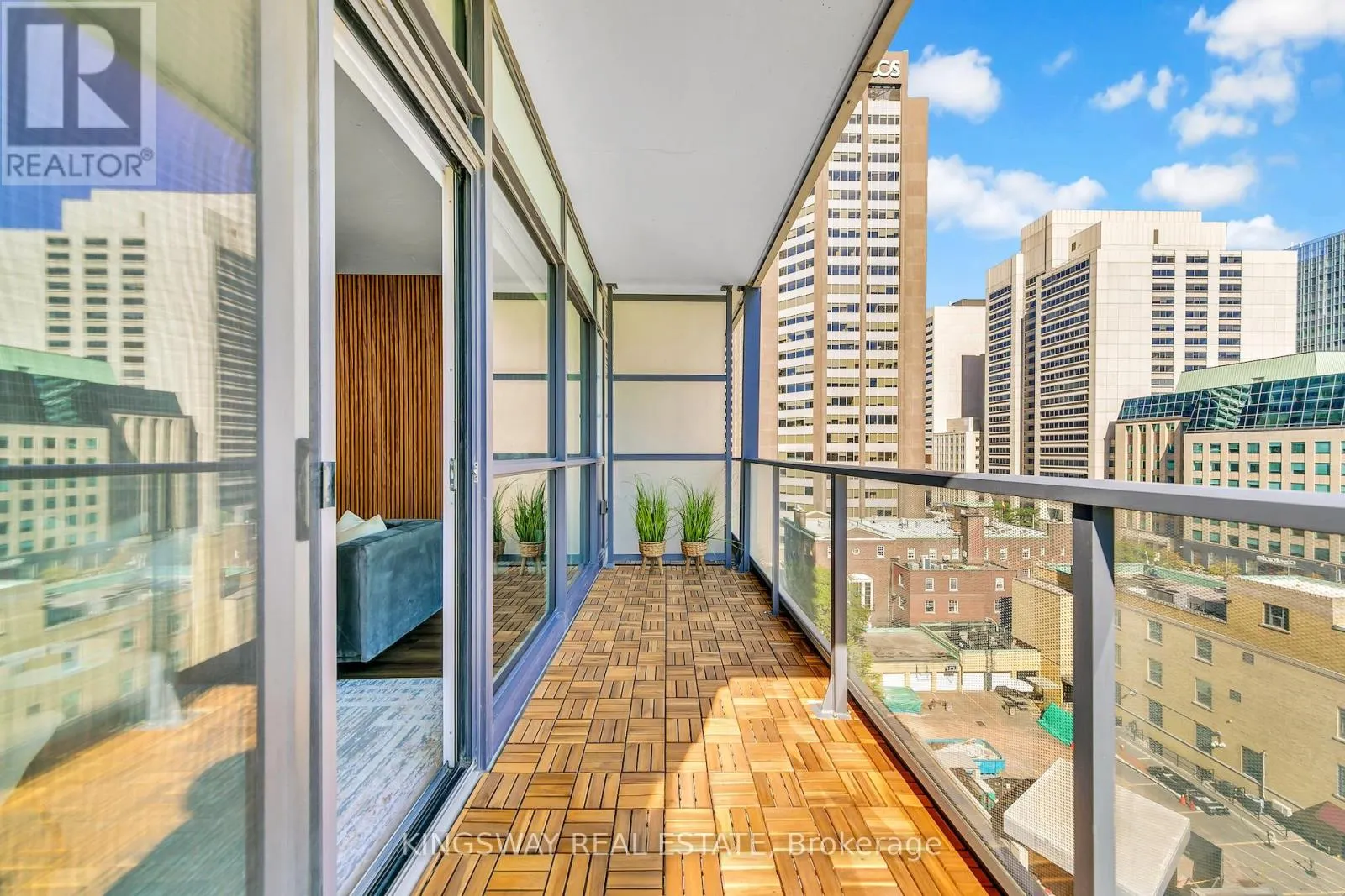 911 - 210 SIMCOE STREET