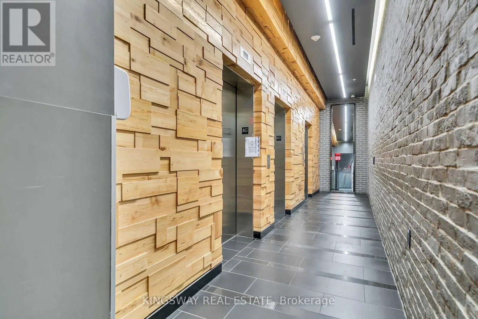 911 - 210 SIMCOE STREET