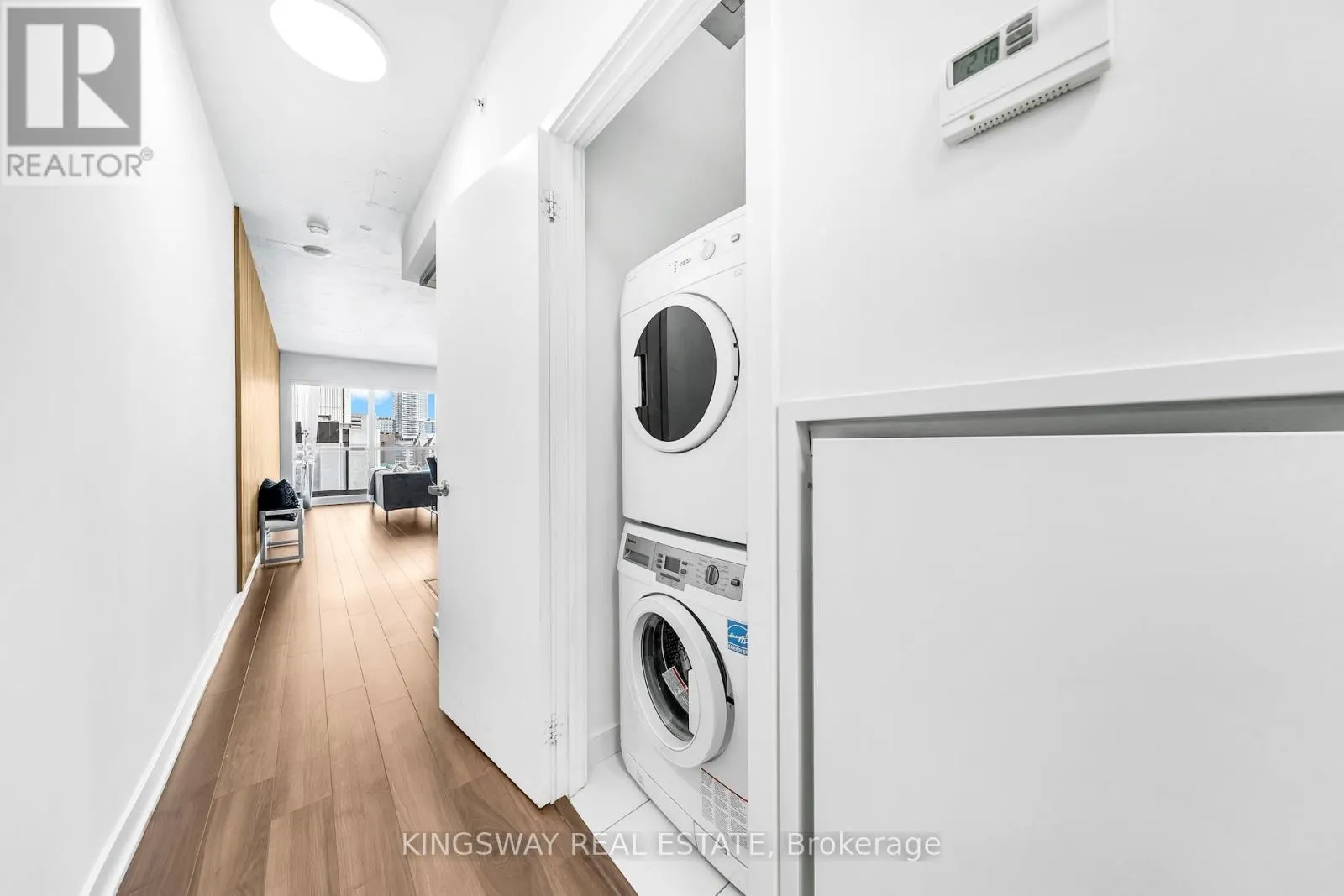 911 - 210 SIMCOE STREET