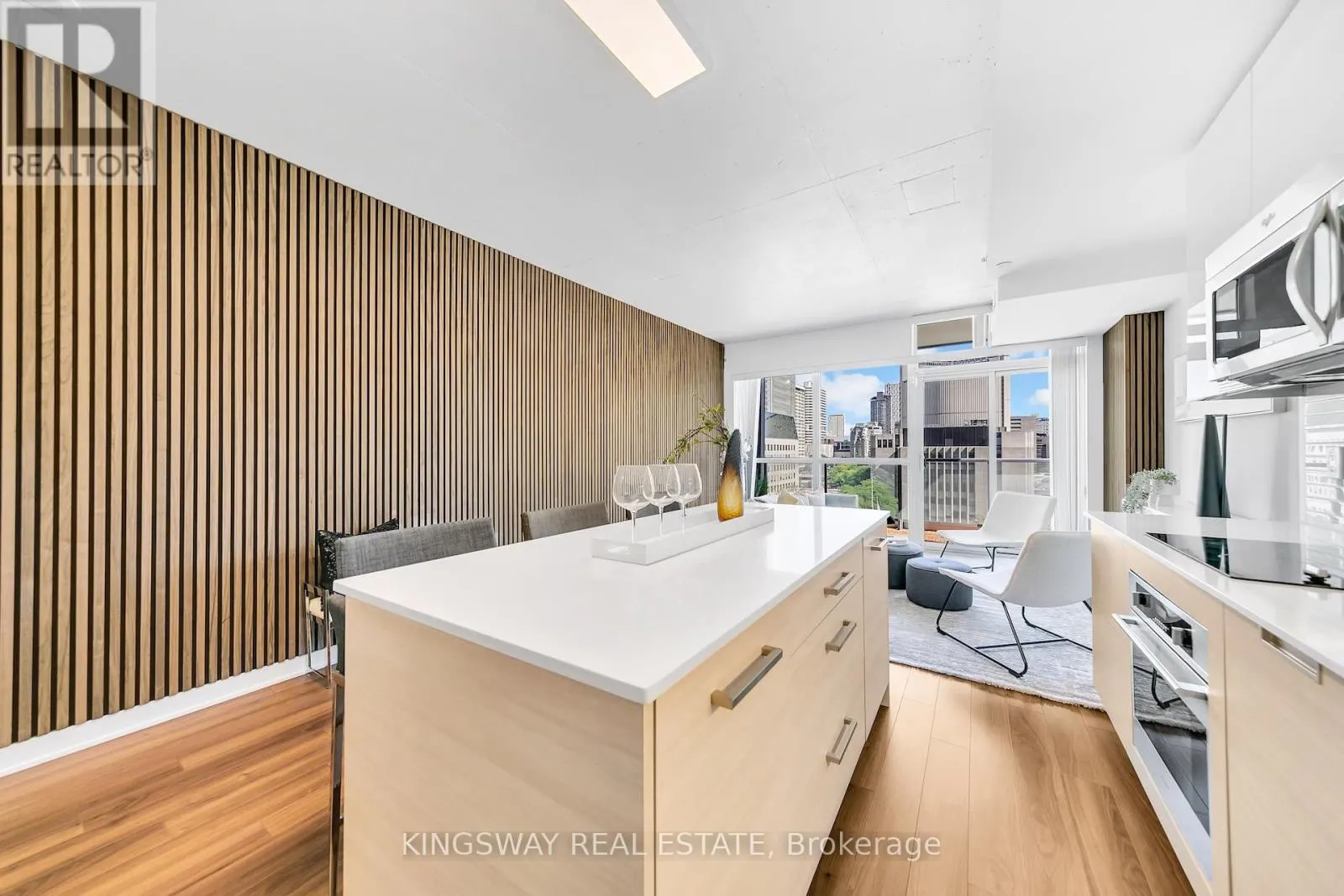 911 - 210 SIMCOE STREET