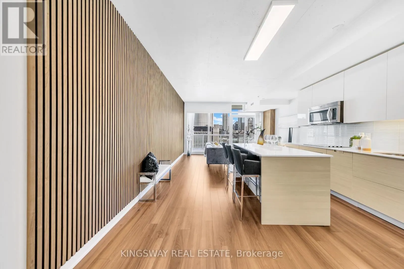 911 - 210 SIMCOE STREET