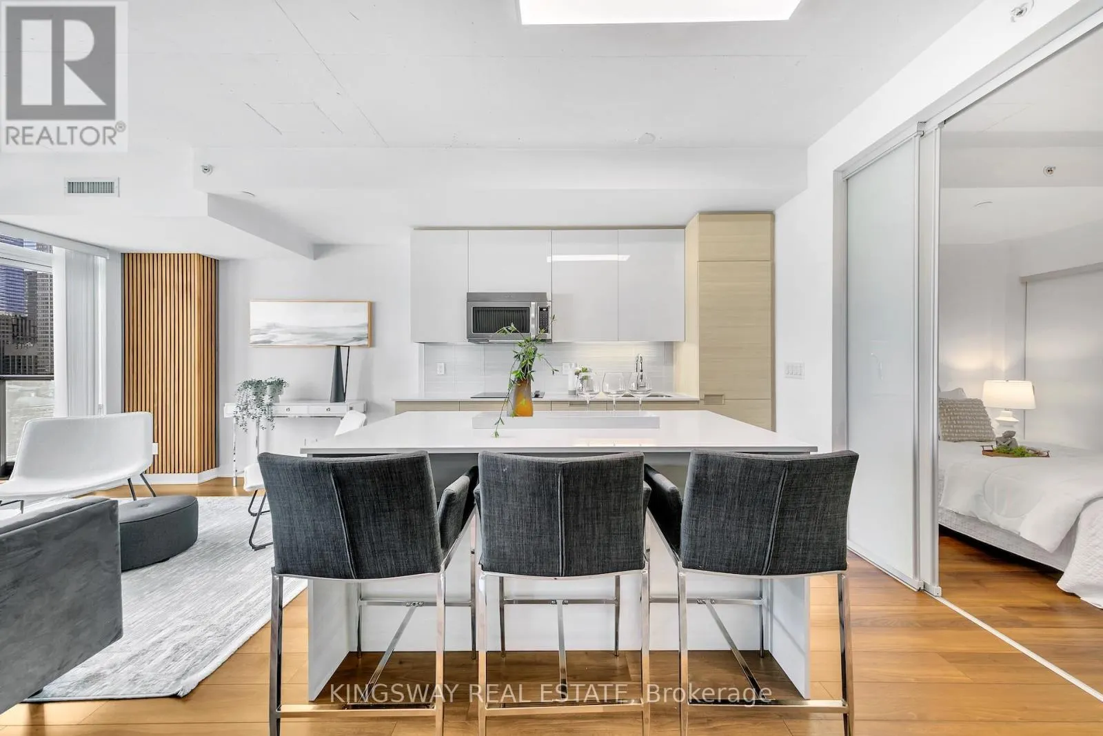 911 - 210 SIMCOE STREET