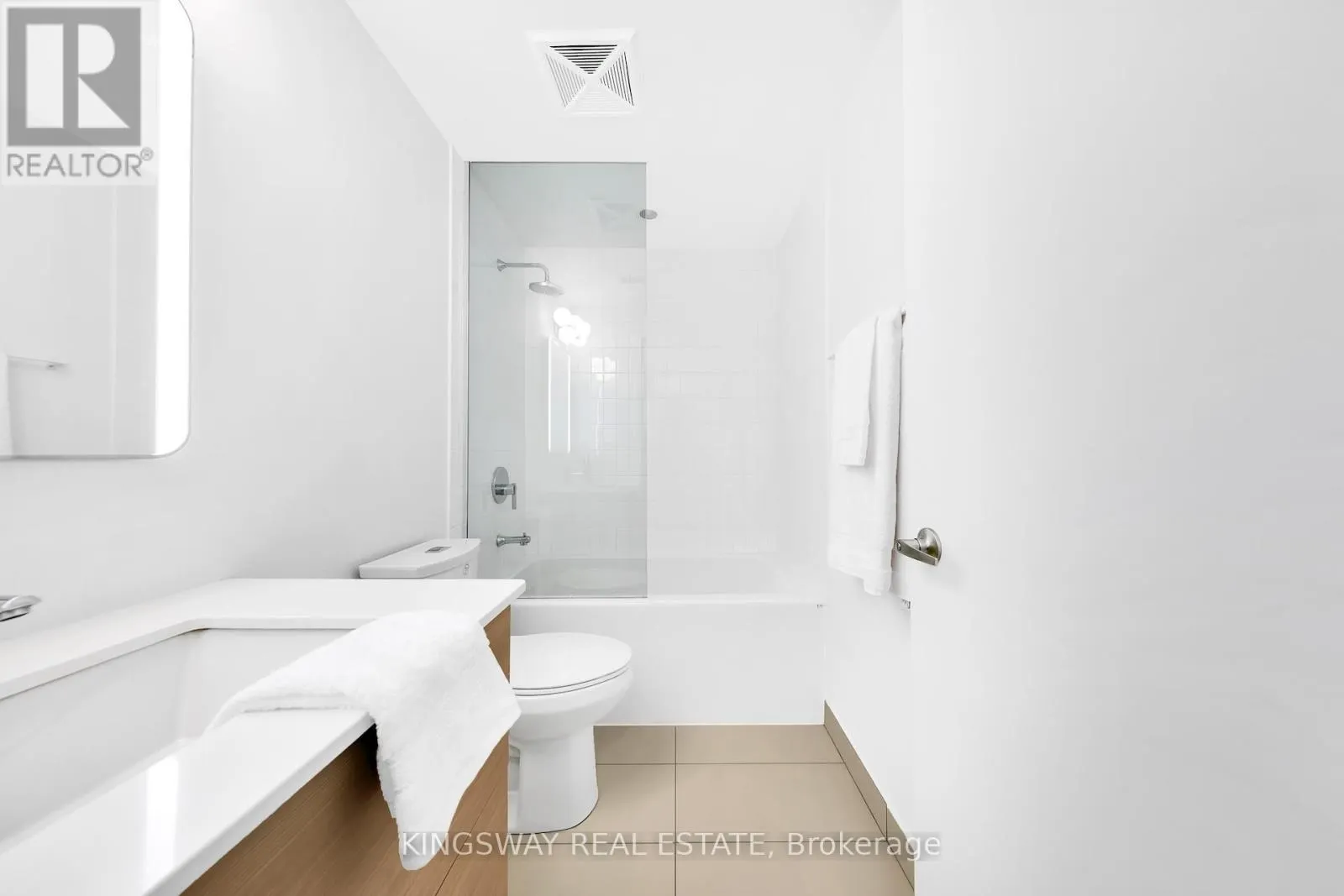 911 - 210 SIMCOE STREET