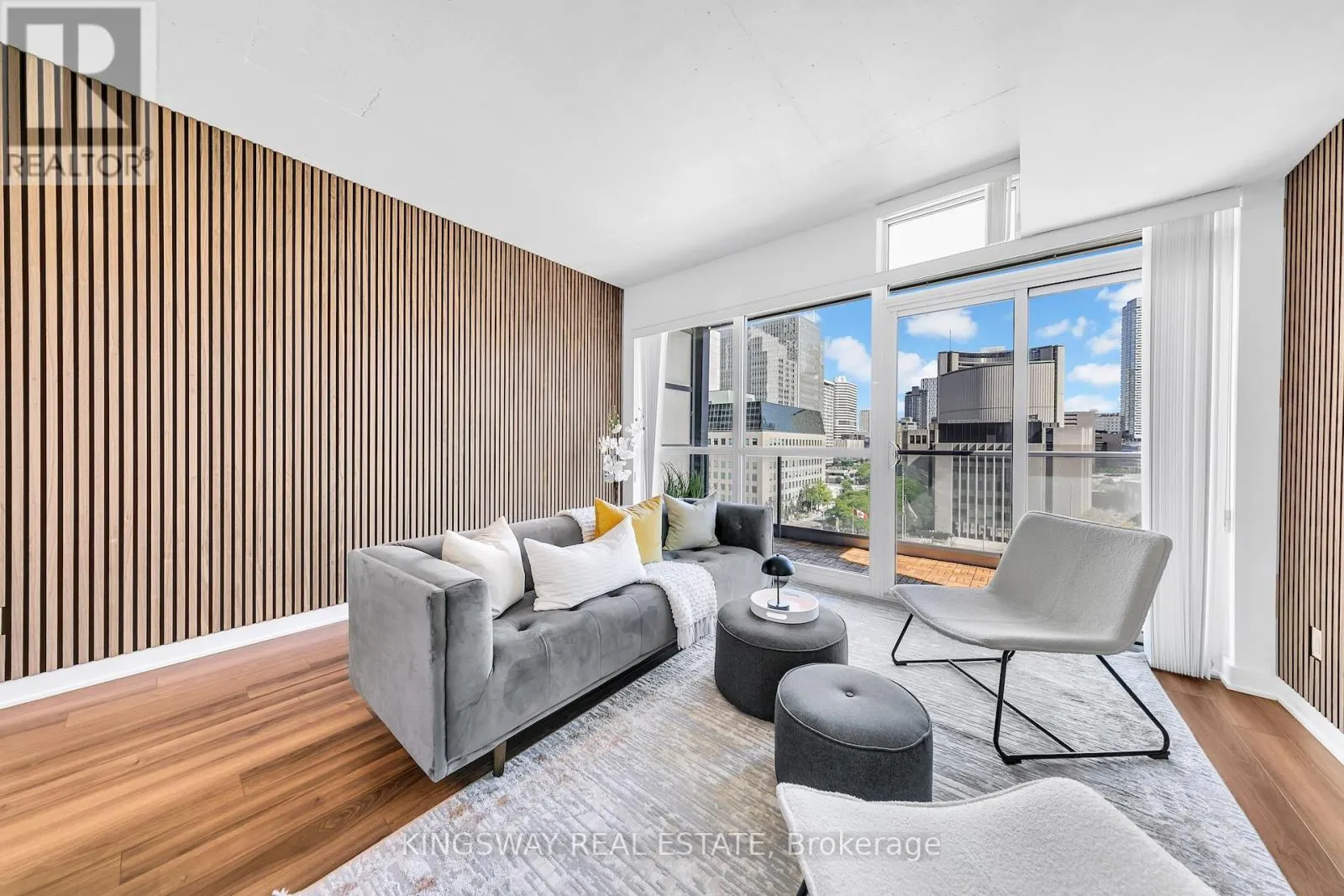 911 - 210 SIMCOE STREET