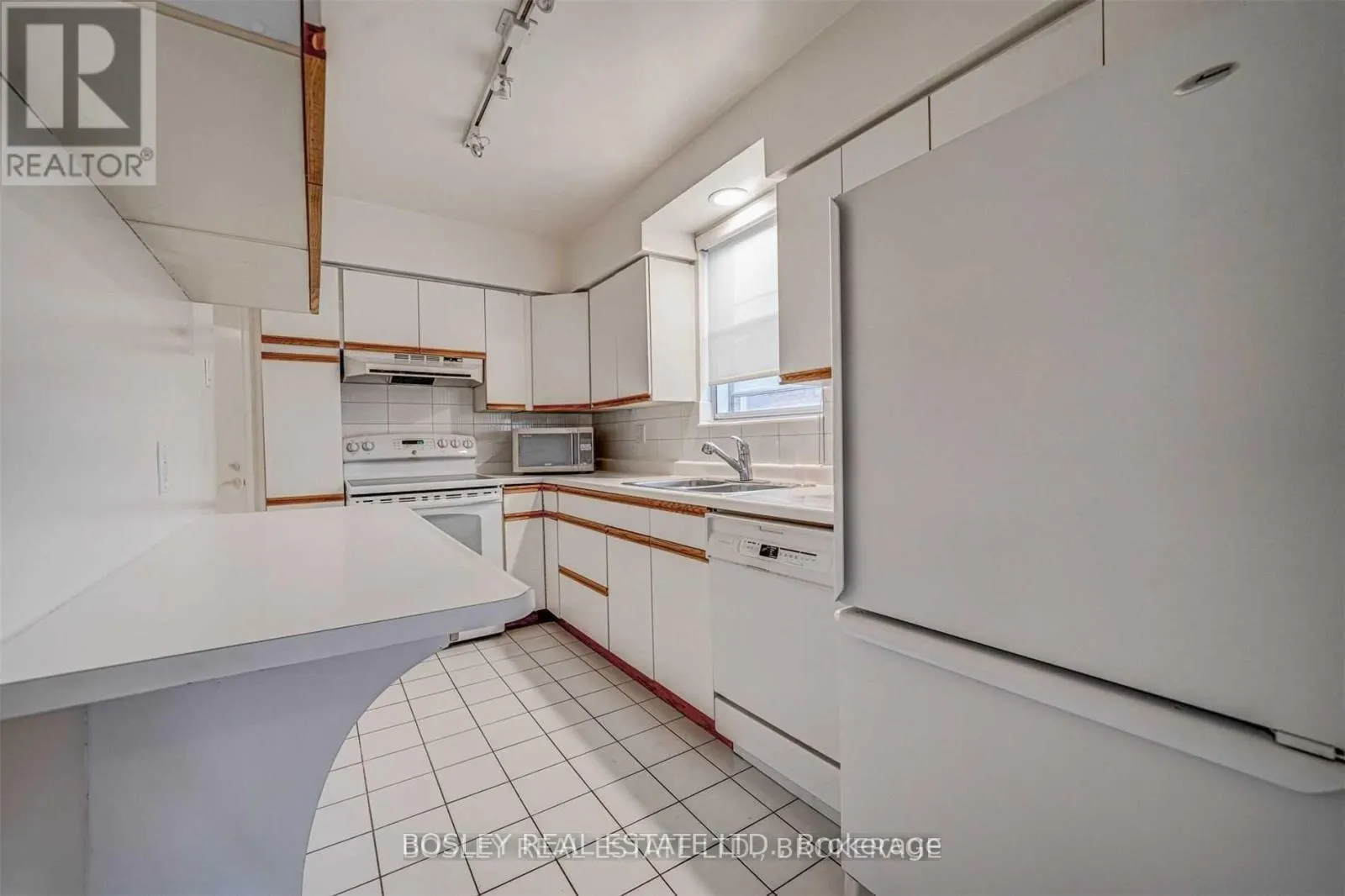 4 - 3 WARWICK AVENUE S