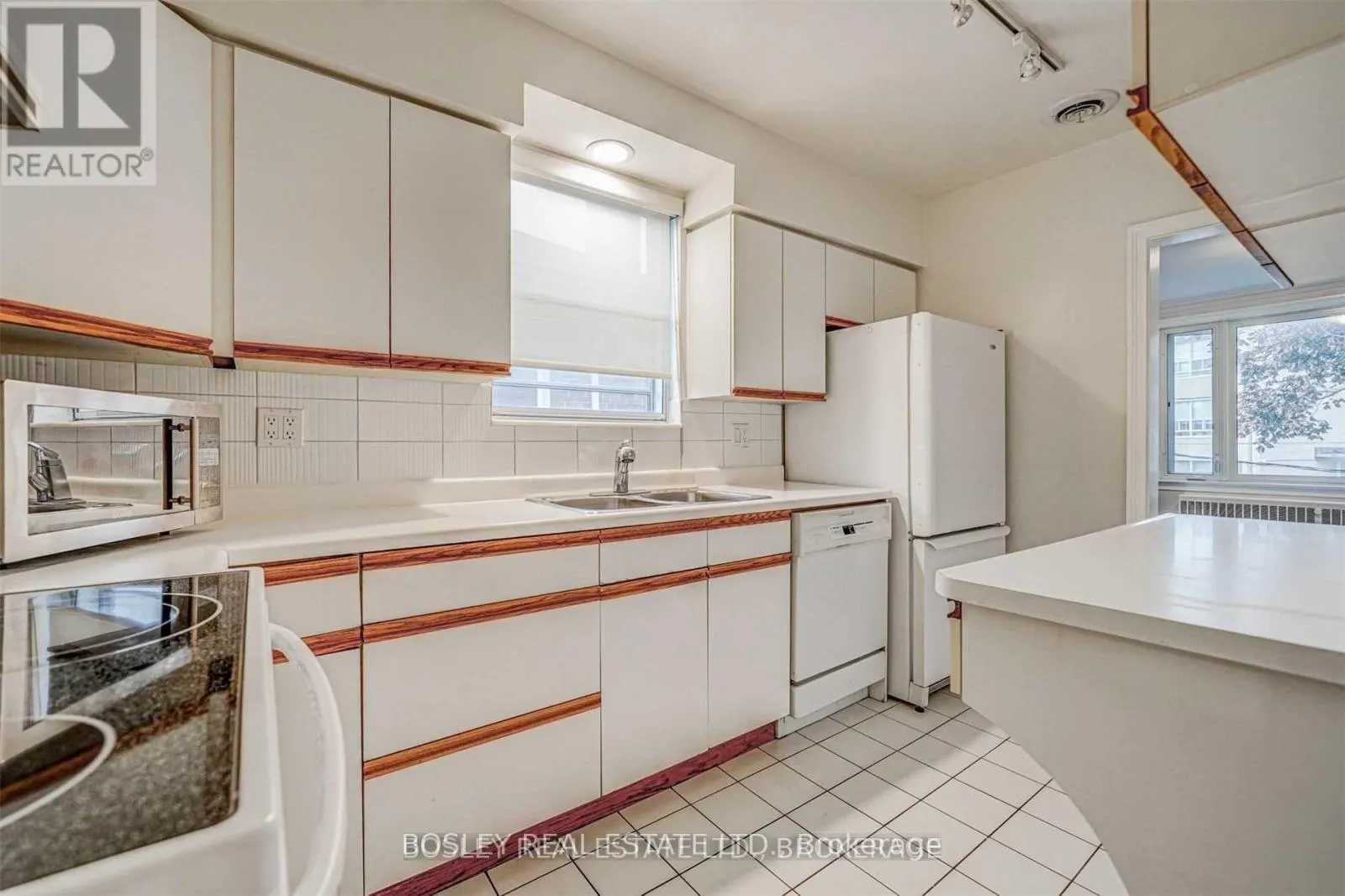 4 - 3 WARWICK AVENUE S