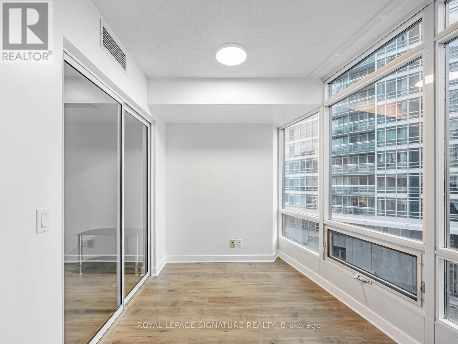 501 - 373 FRONT STREET W