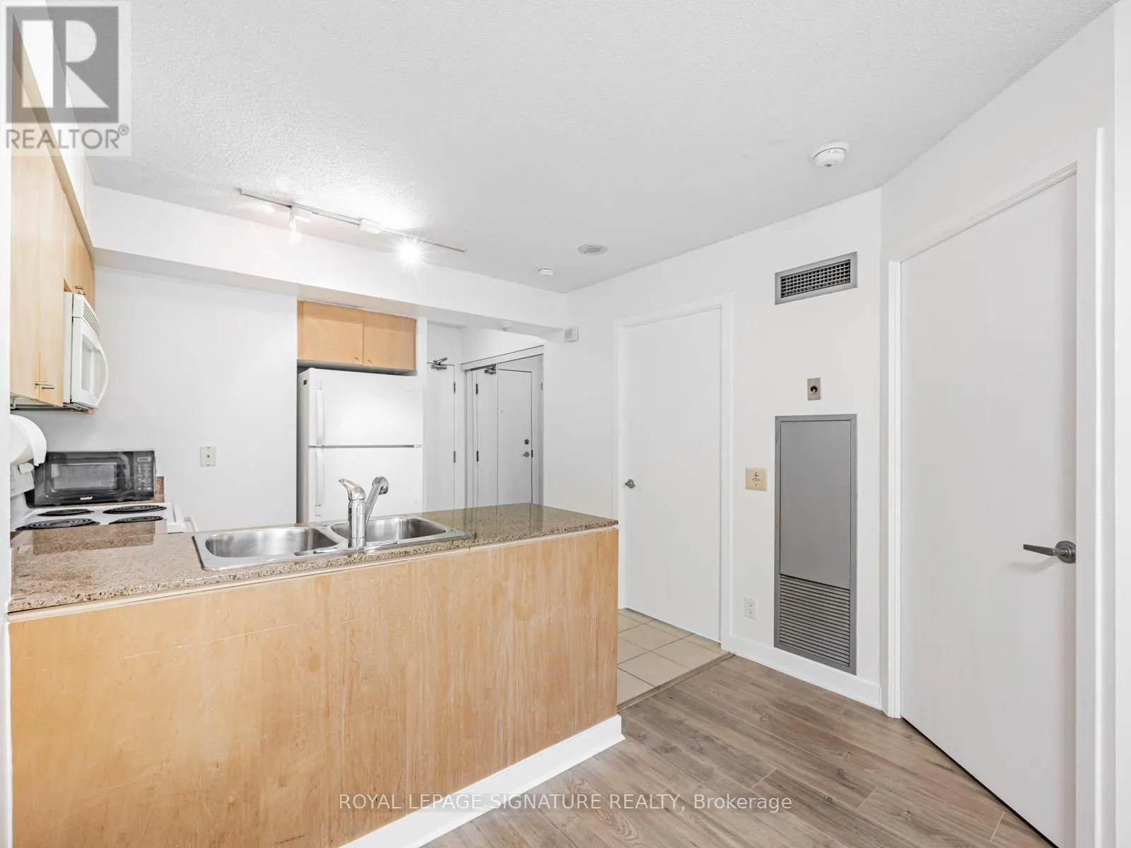 501 - 373 FRONT STREET W