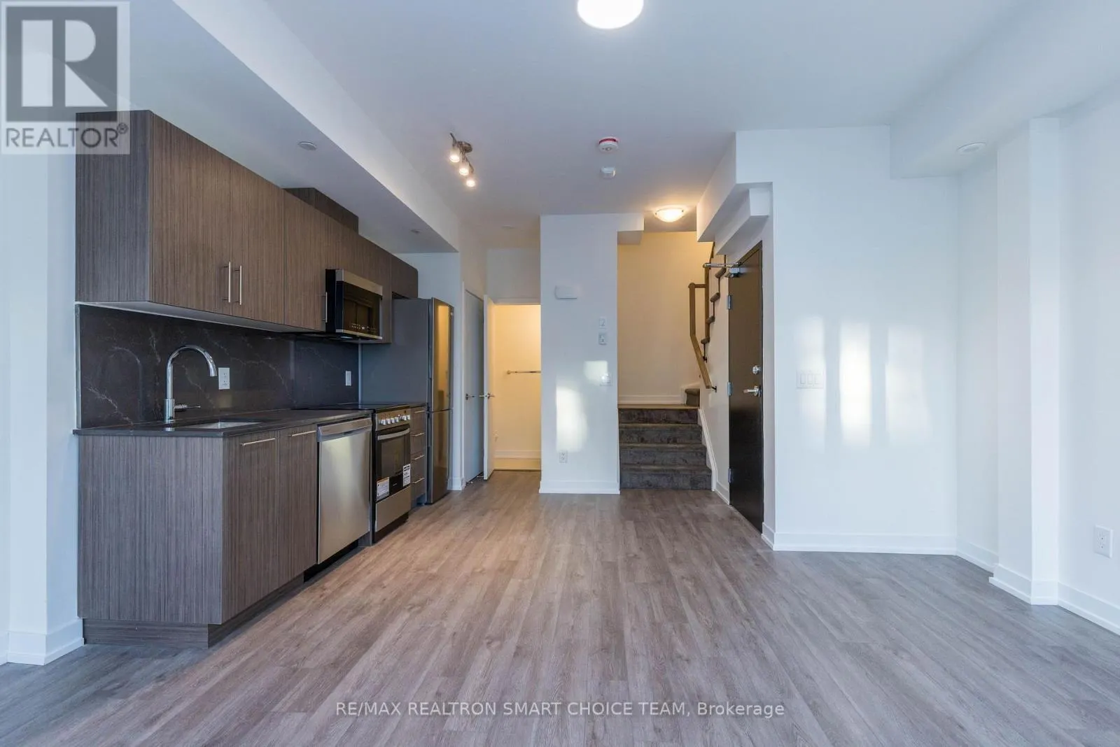 41 - 871 SHEPPARD AVENUE W