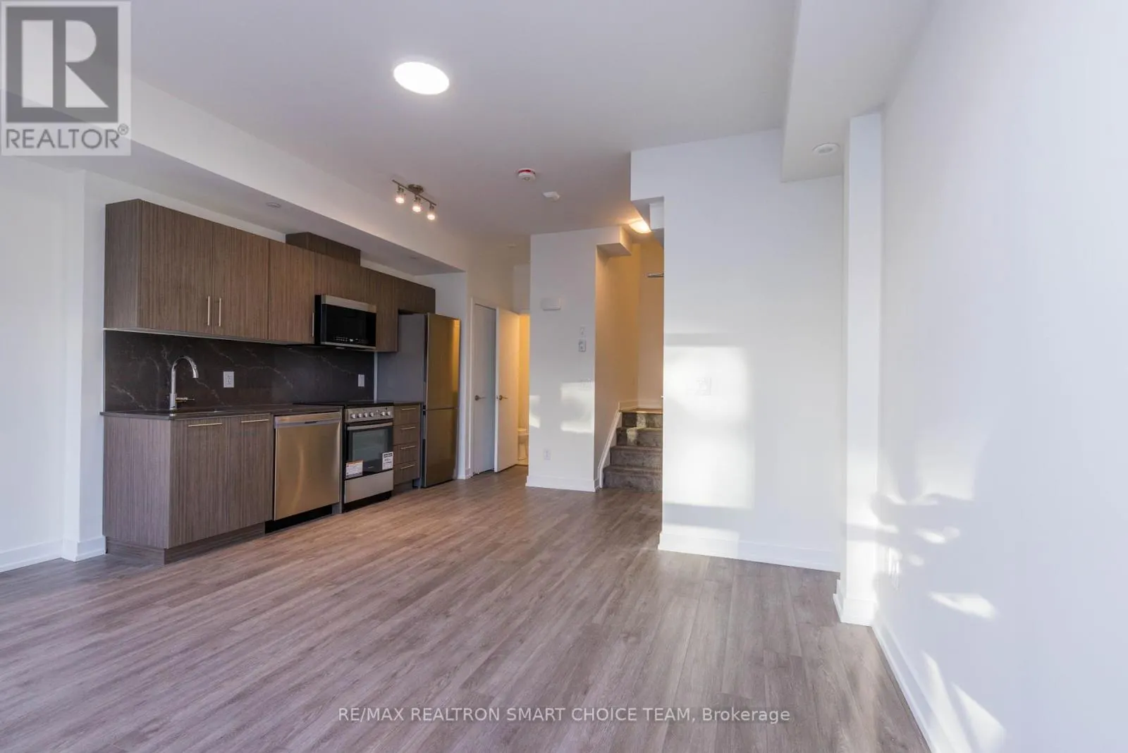 41 - 871 SHEPPARD AVENUE W