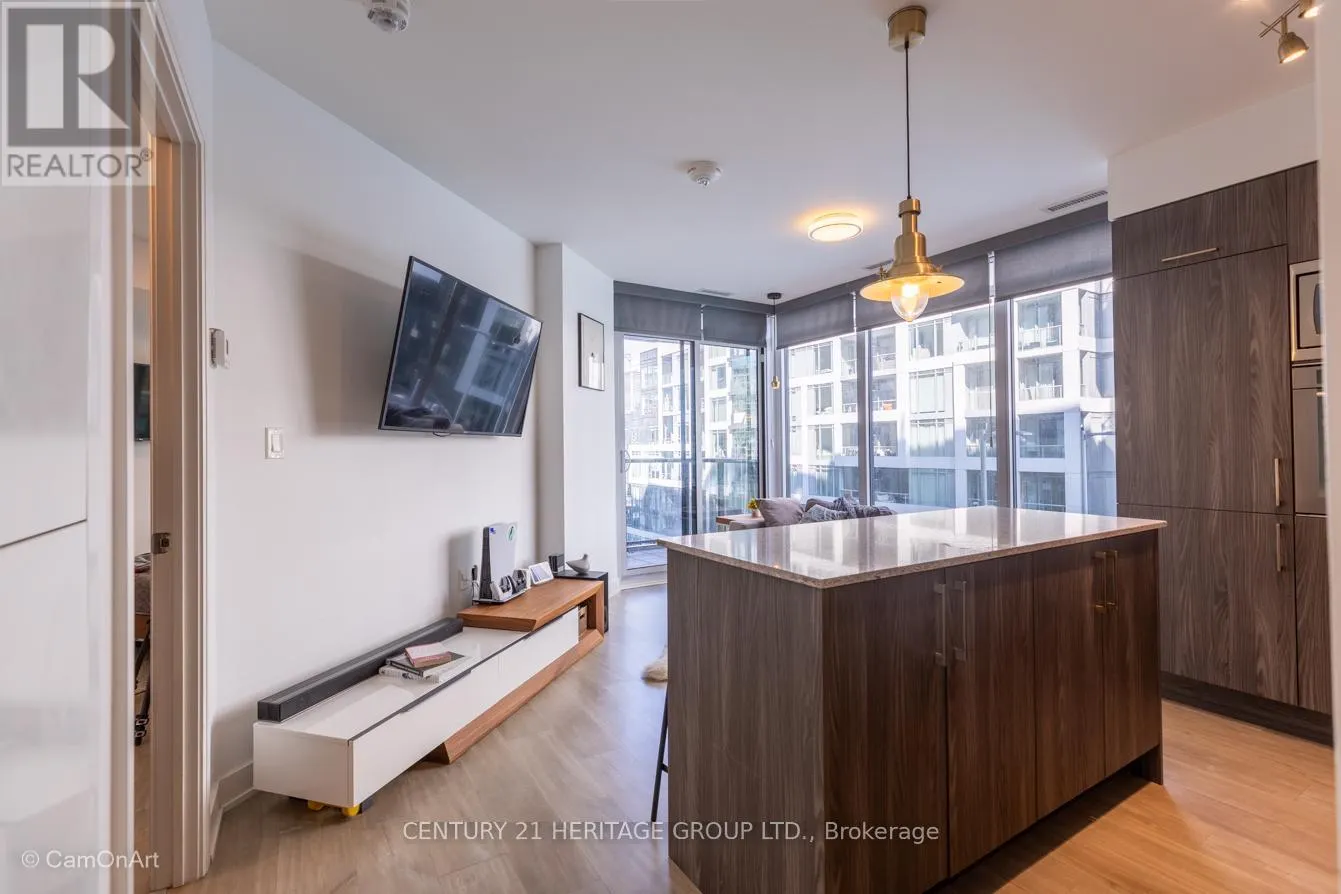 1001 - 27 BATHURST STREET