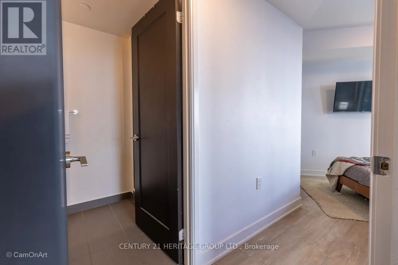 1001 - 27 BATHURST STREET