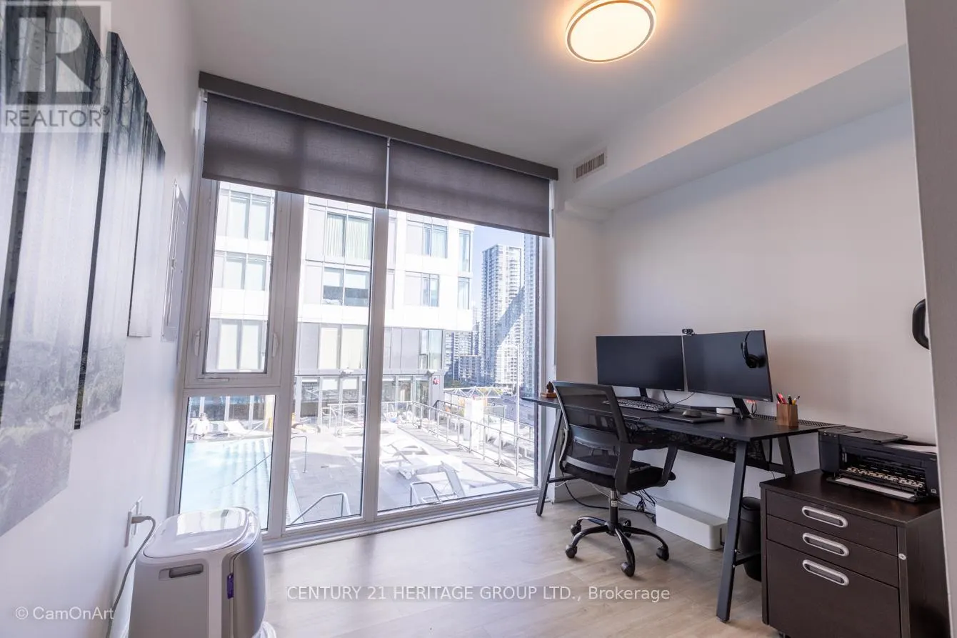 1001 - 27 BATHURST STREET