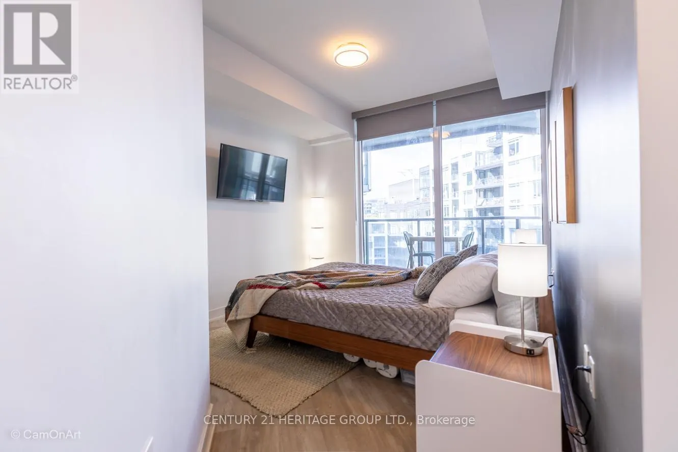1001 - 27 BATHURST STREET
