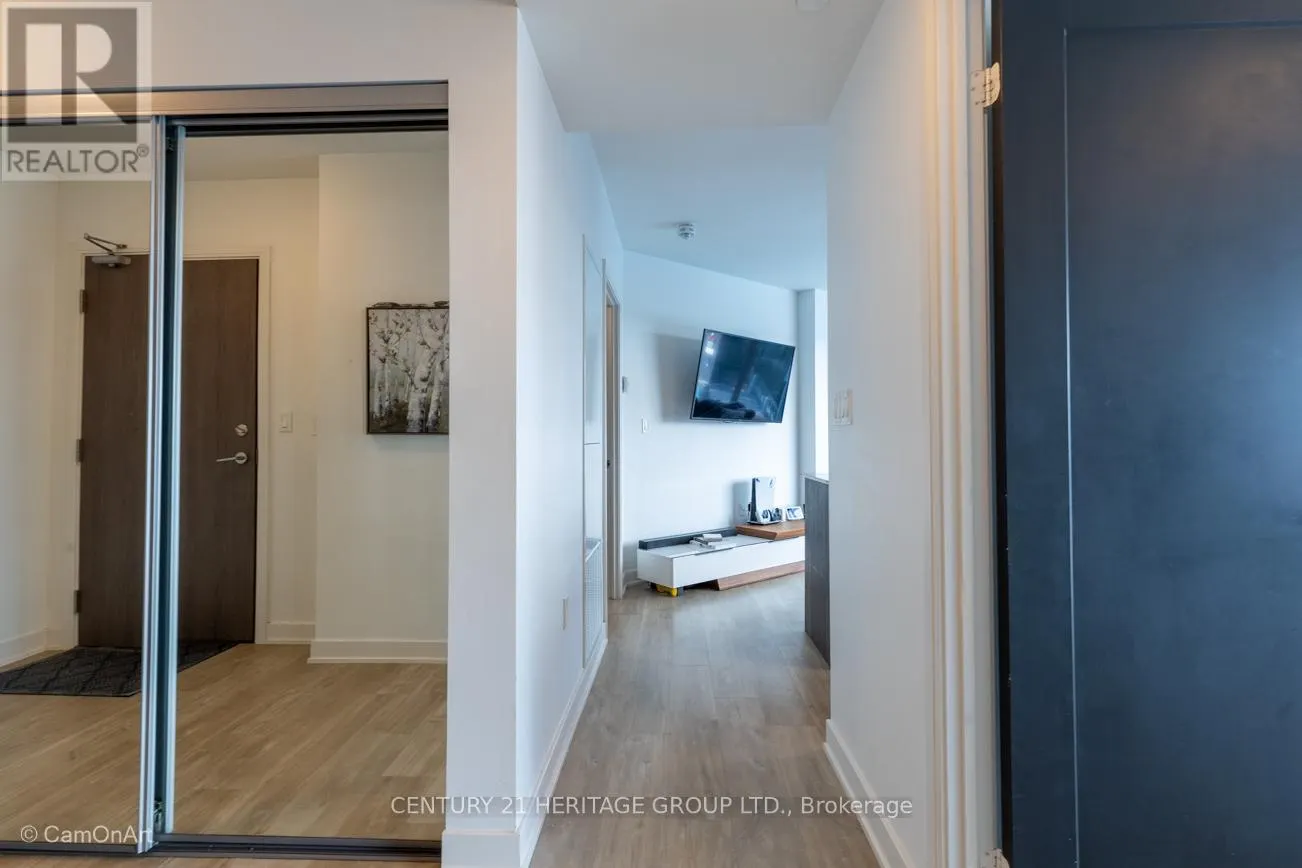 1001 - 27 BATHURST STREET
