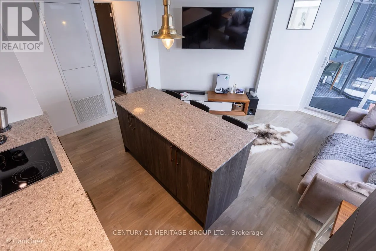 1001 - 27 BATHURST STREET