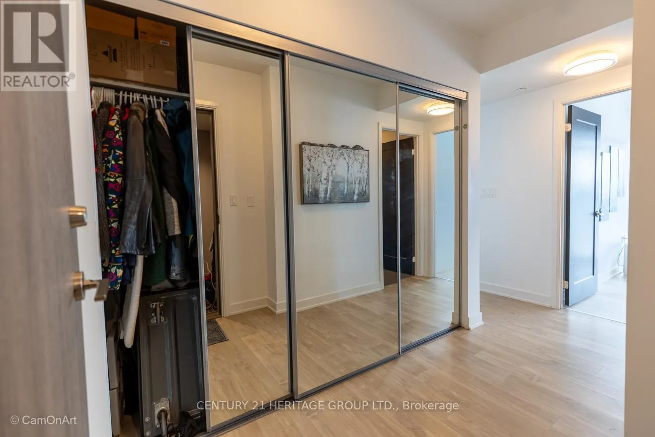 1001 - 27 BATHURST STREET