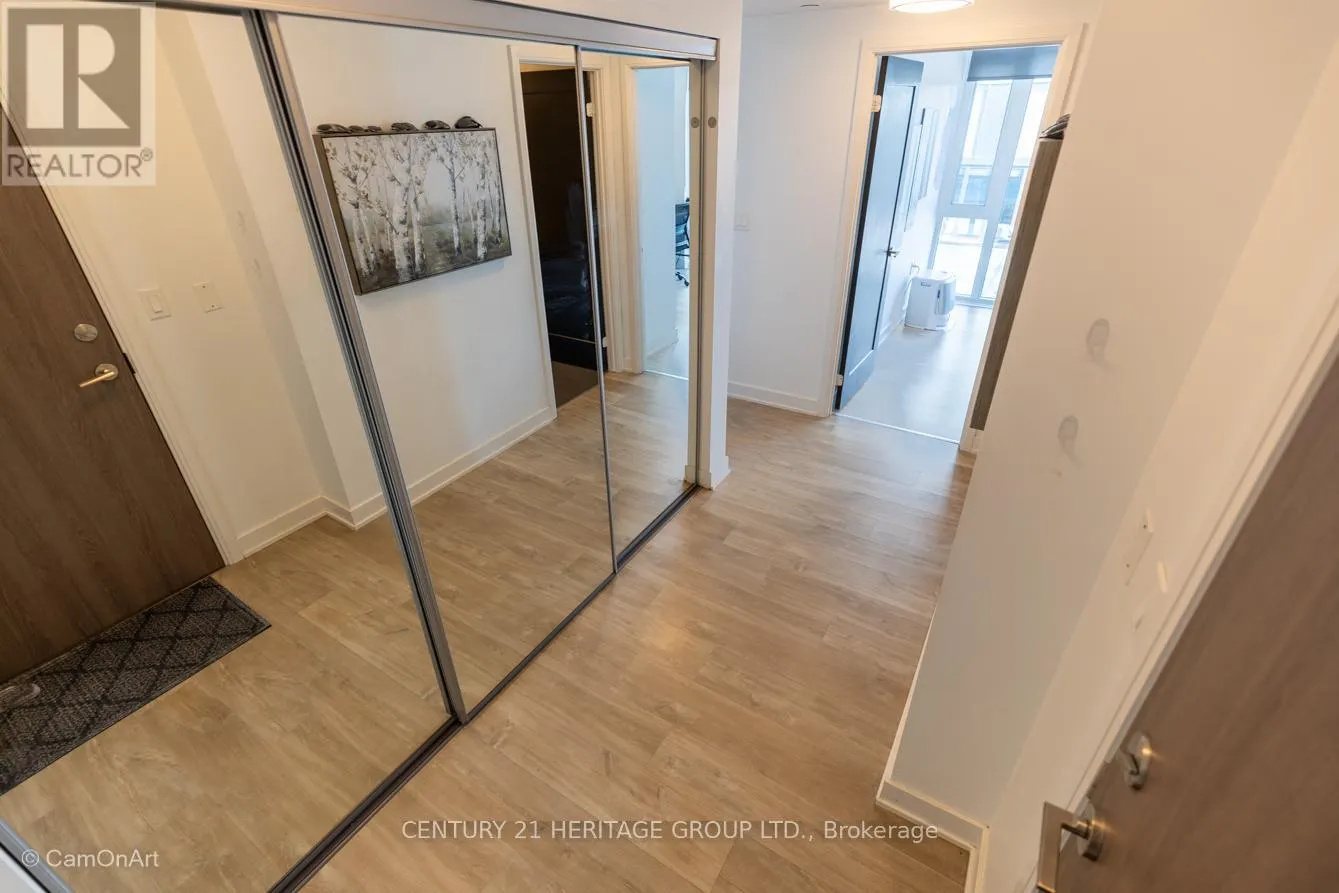 1001 - 27 BATHURST STREET