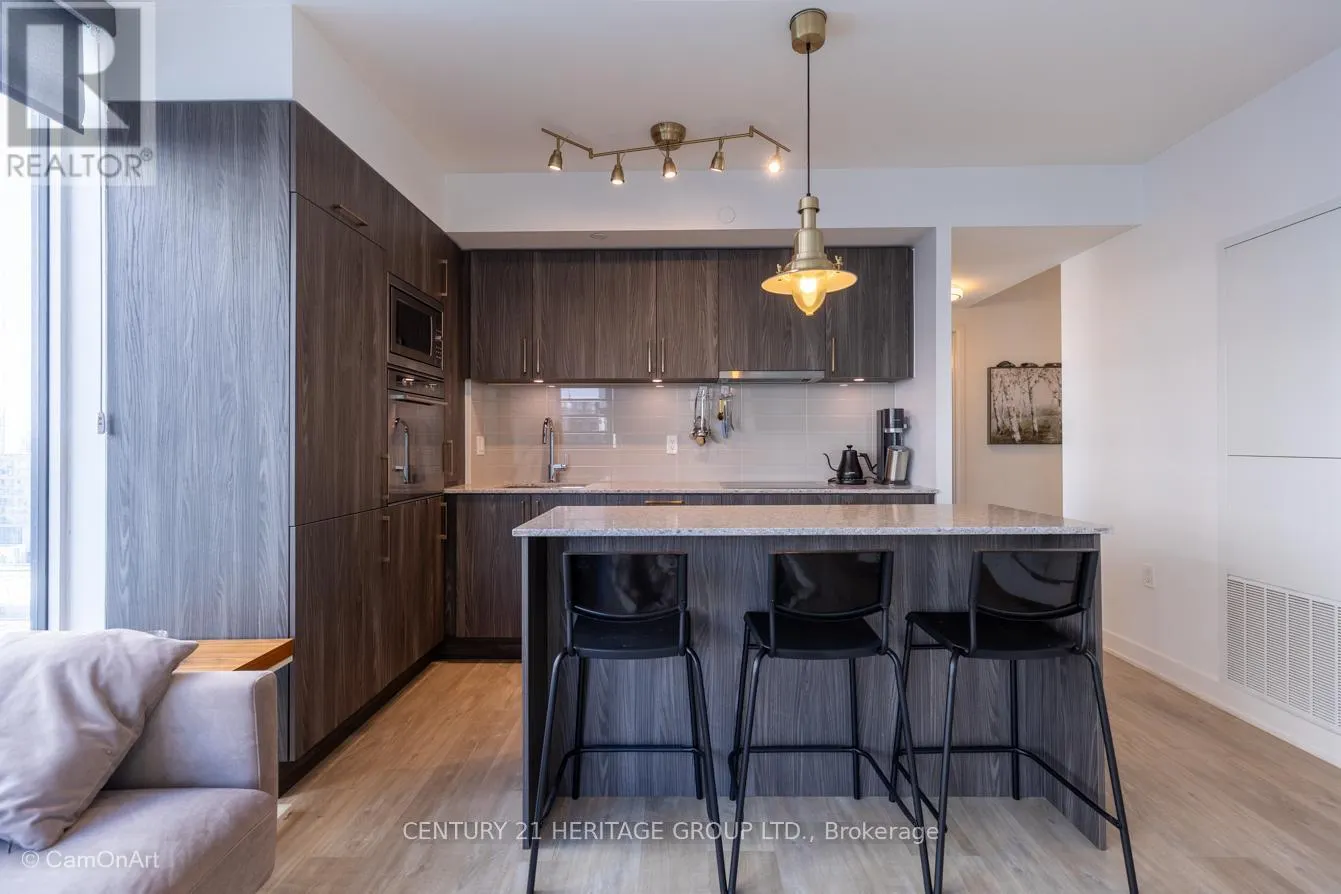 1001 - 27 BATHURST STREET