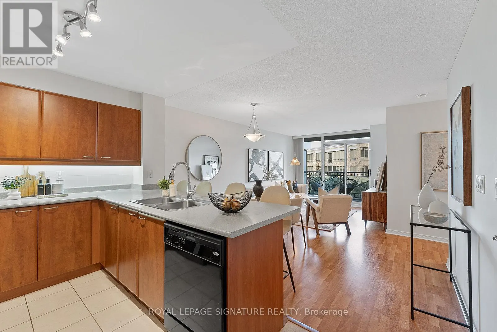 521 - 205 THE DONWAY W