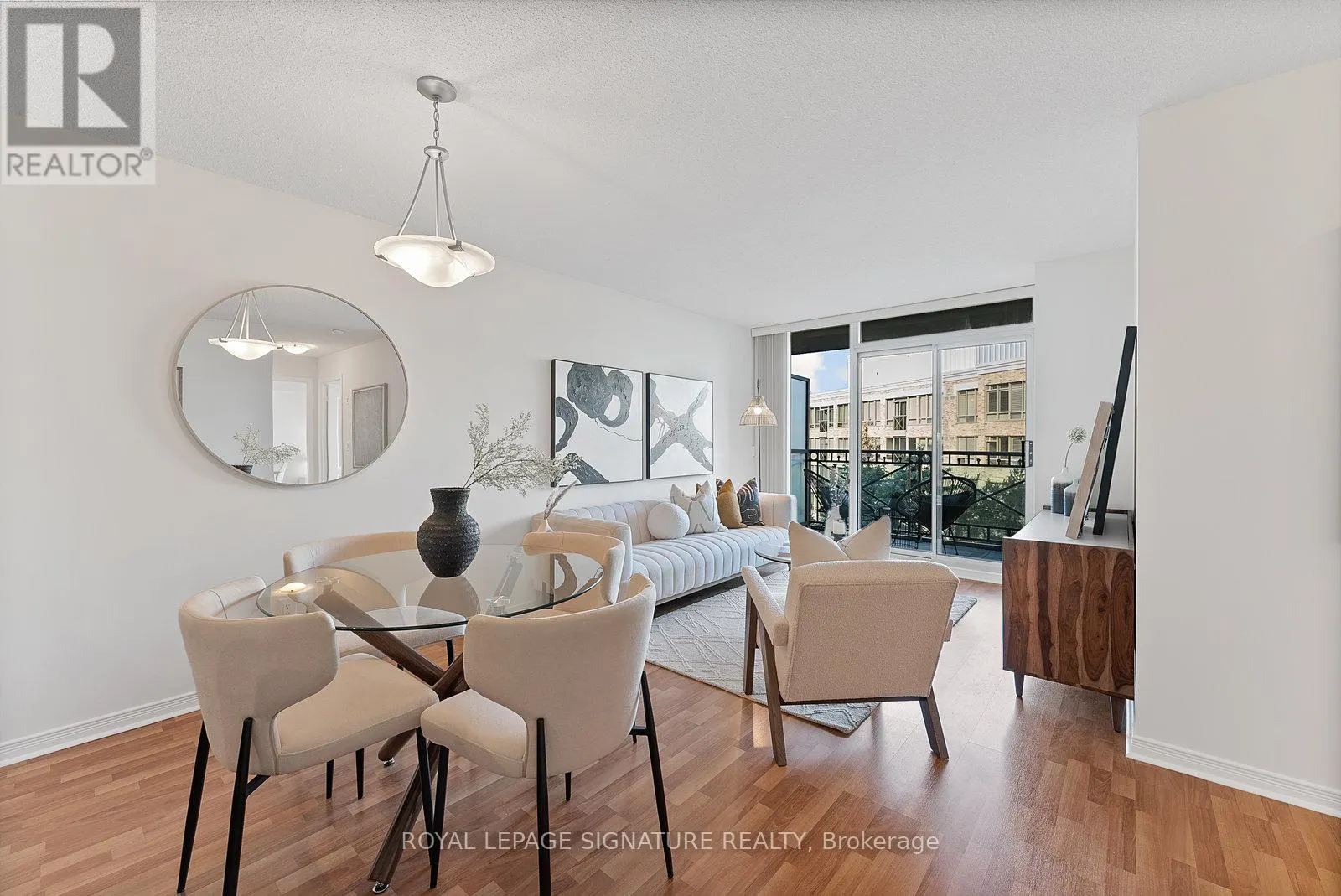 521 - 205 THE DONWAY W
