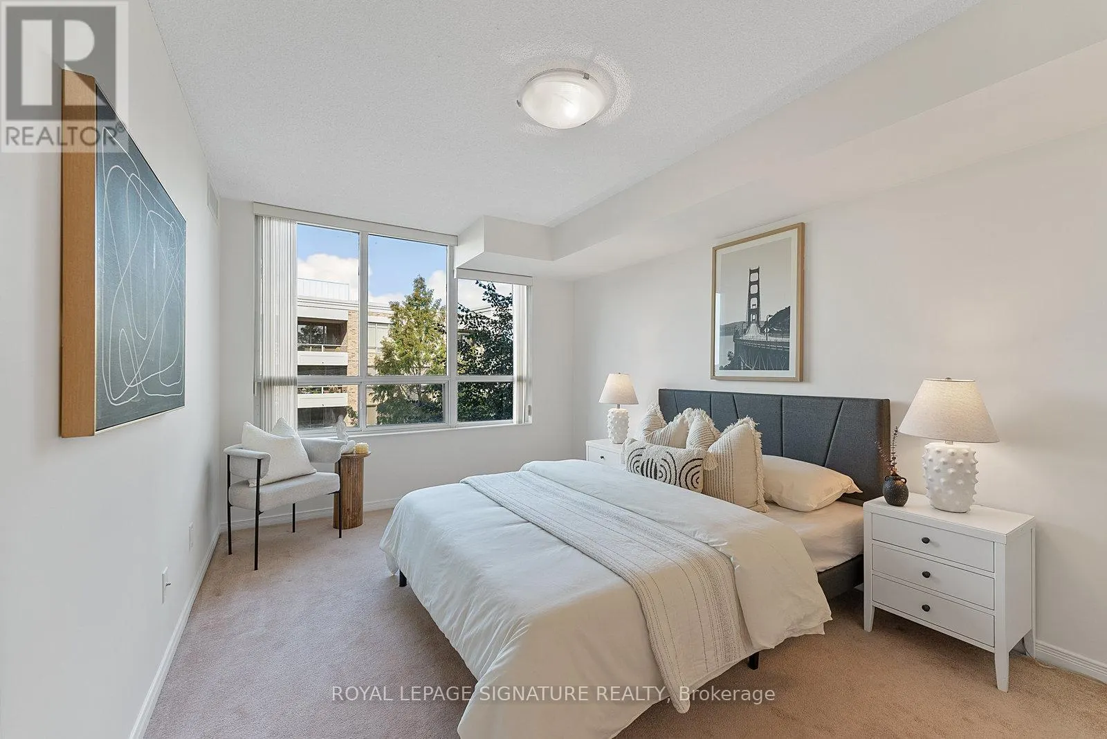 521 - 205 THE DONWAY W