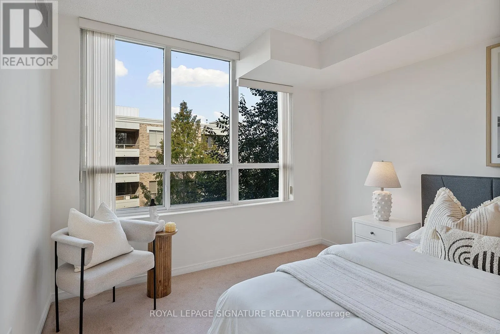 521 - 205 THE DONWAY W