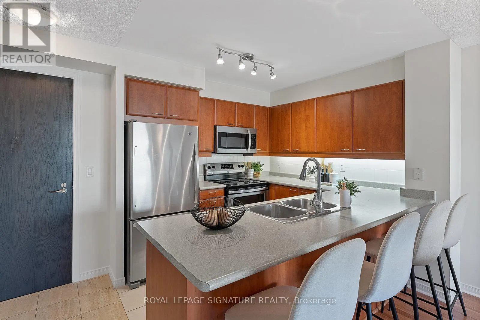 521 - 205 THE DONWAY W
