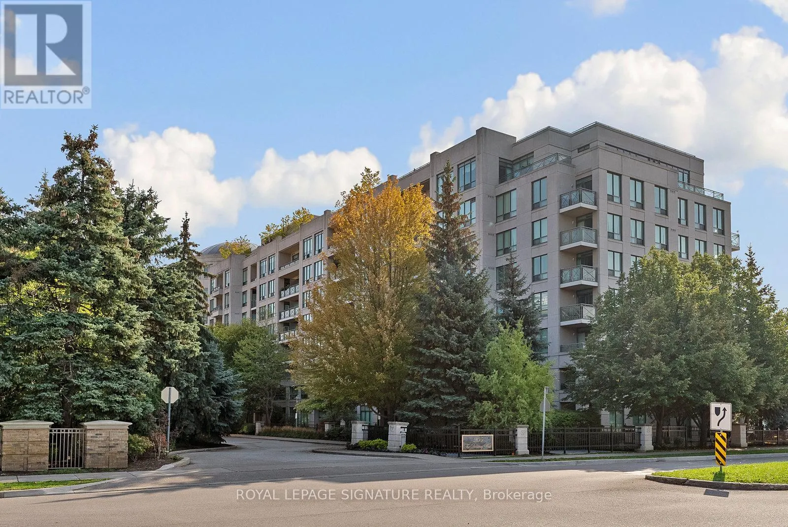 521 - 205 THE DONWAY W