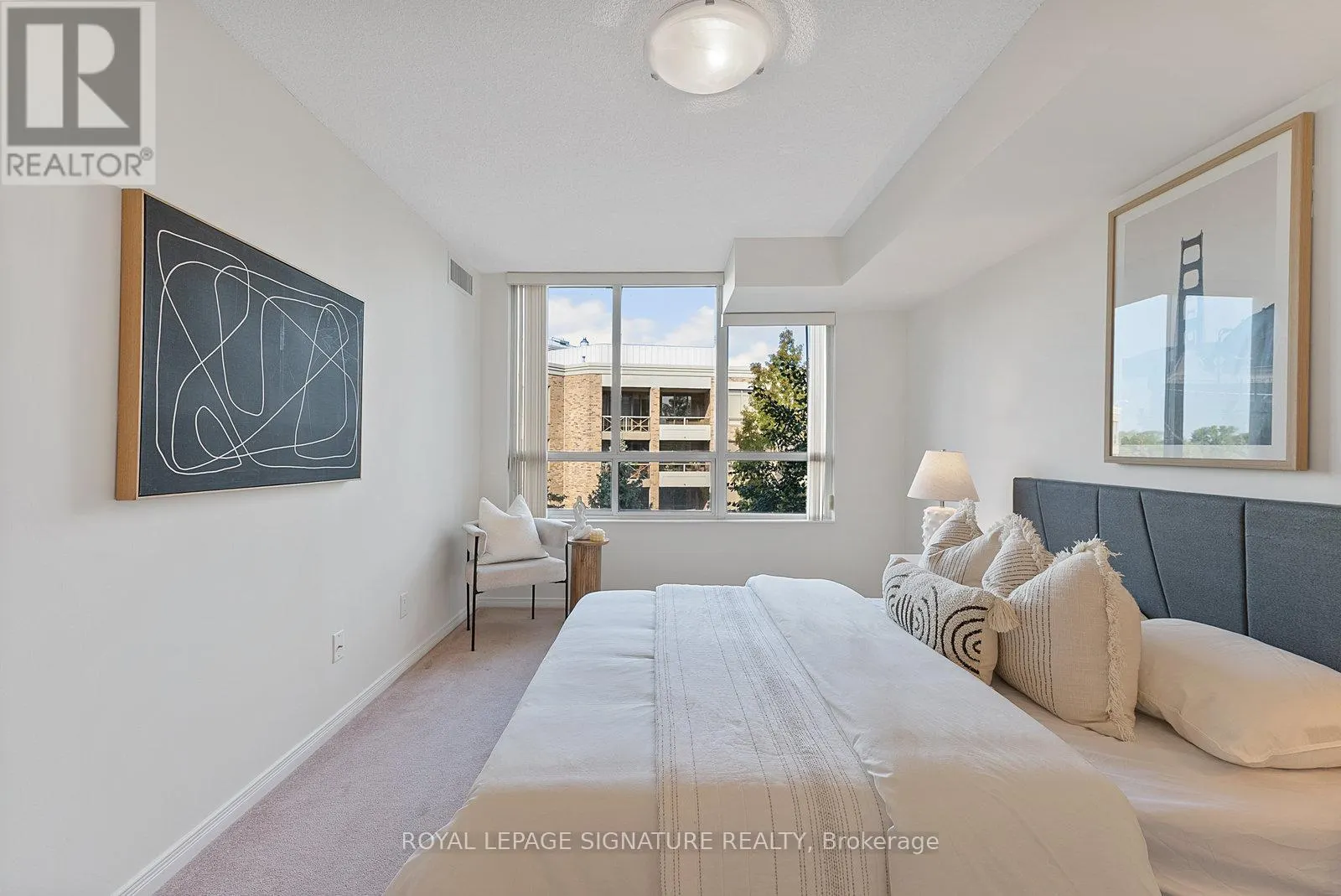 521 - 205 THE DONWAY W