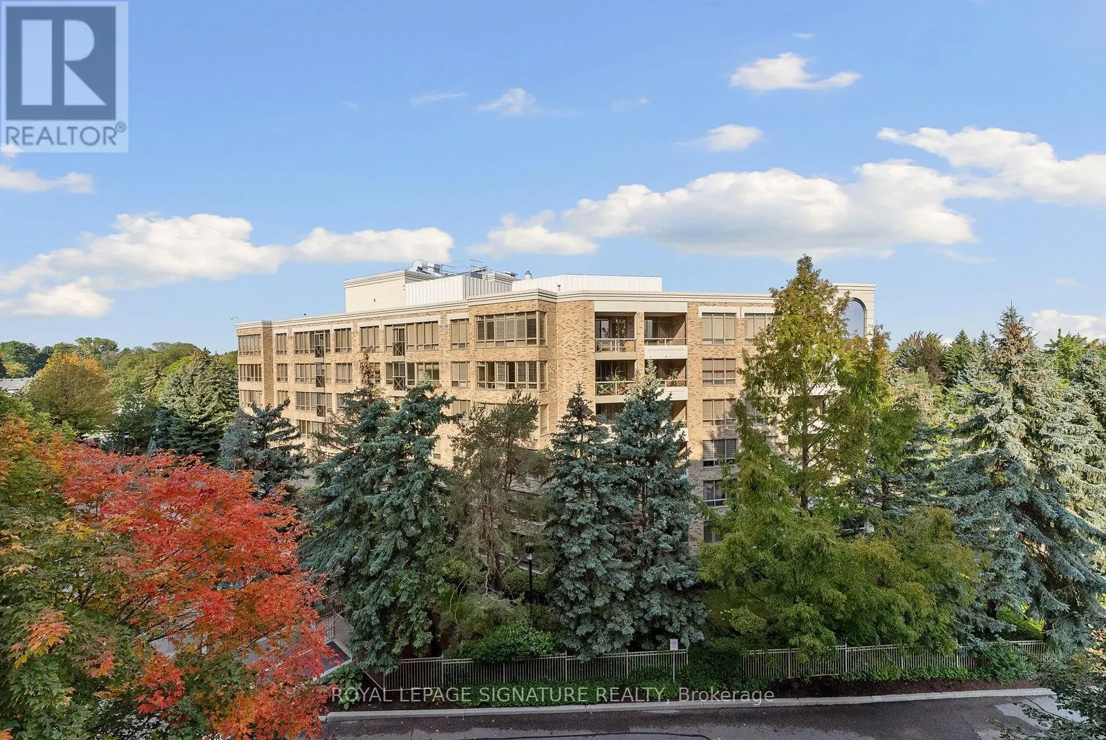 521 - 205 THE DONWAY W
