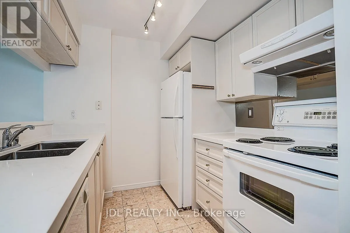 823 - 109 FRONT STREET E